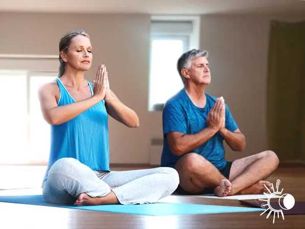 Femme et homme participant aux cours de yoga doux à La Garrigole avec Olivia Jeurissen